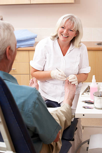 chiropodist traiter nos clients de la clinique - podiatrist podiatry pedicure chiropodist photos et images de collection