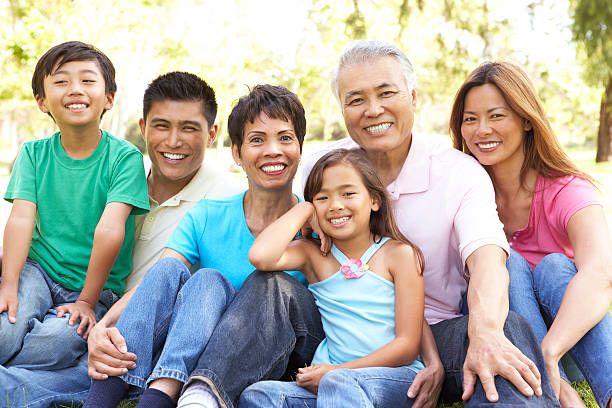 retrato de grupo de família estendida no parque - filipino ethnicity grandfather senior adult family - fotografias e filmes do acervo