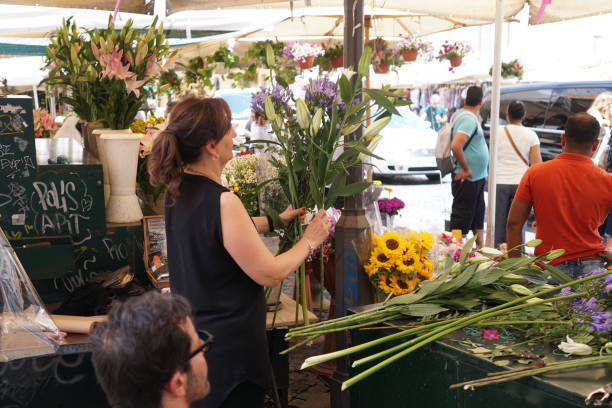 カンポ ・ デ ・ ' ローマ、イタリアのフォーレ花市場 - rome flower market store flower ストックフォトと画像