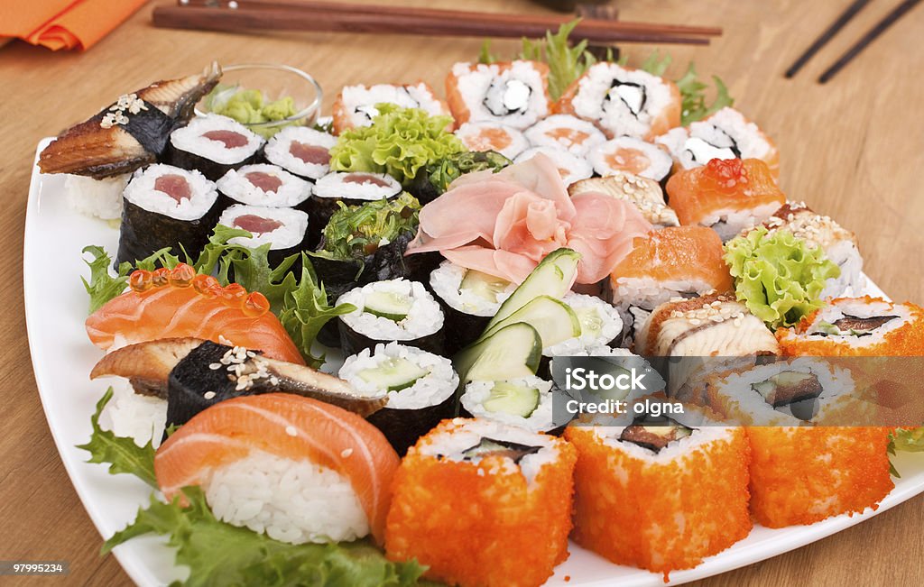 大きなカラフルな寿司セット - カラー画像のロイヤリティフリーストックフォト