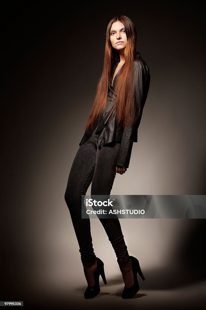 Fashion модели, которые позируют на темном фоне - Стоковые фото 20-24 года роялти-фри