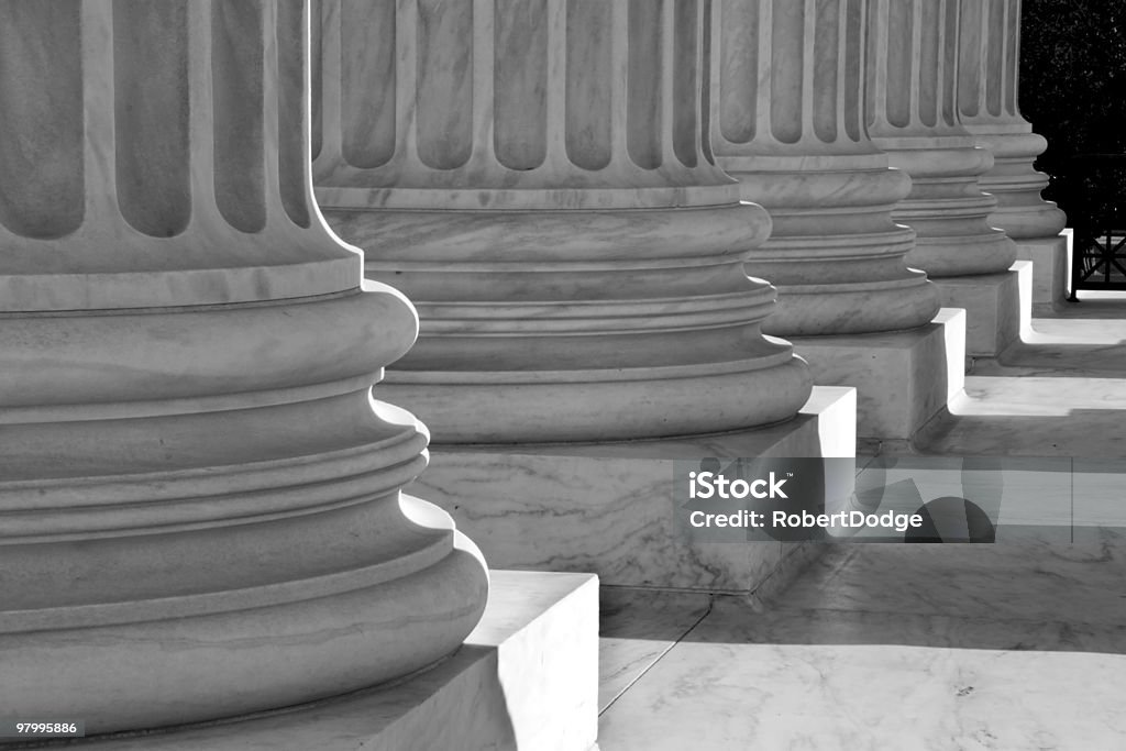 Blanco y negro de columnas en EE. UU. Tribunal supremo - Foto de stock de Palacio de la justicia libre de derechos