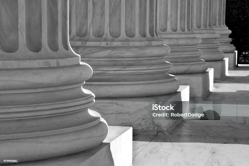 Noir et blanc de colonnes à des États-Unis. Court Suprême - Photo de Palais de justice libre de droits