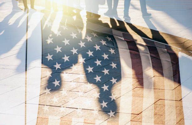 ombre di persone in una strada e bandiera degli stati uniti come immagine tonica concetto sfondo - emigrazione e immigrazione foto e immagini stock