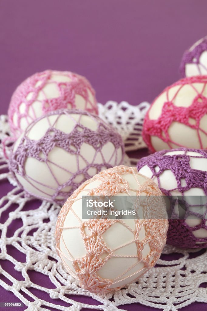 Różowy i fioletowy Szydełkowanie Wielkanoc jaja - Zbiór zdjęć royalty-free (Bez ludzi)