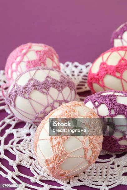 Розовый И Фиолетовый Крючком Пасхальные Яйца — стоковые фотографии и другие картинки Ажурная салфетка - Ажурная салфетка, Без людей, Белый