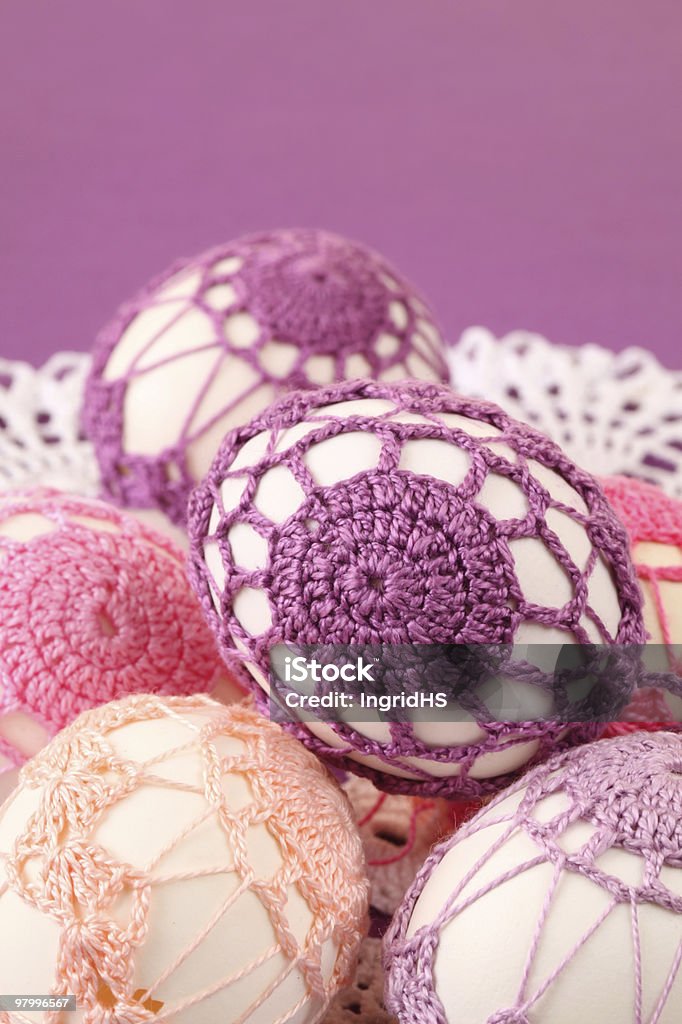 Púrpura y rosa de huevos de Pascua crochet - Foto de stock de Arte libre de derechos