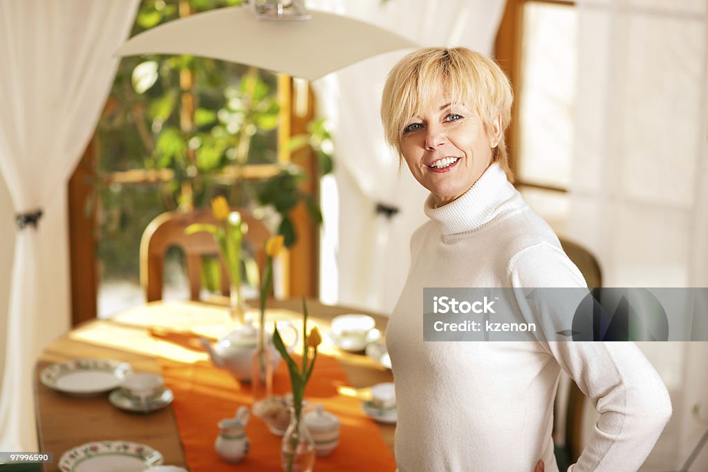 Femme Mettre la table pour le thé et de café - Photo de Adulte libre de droits