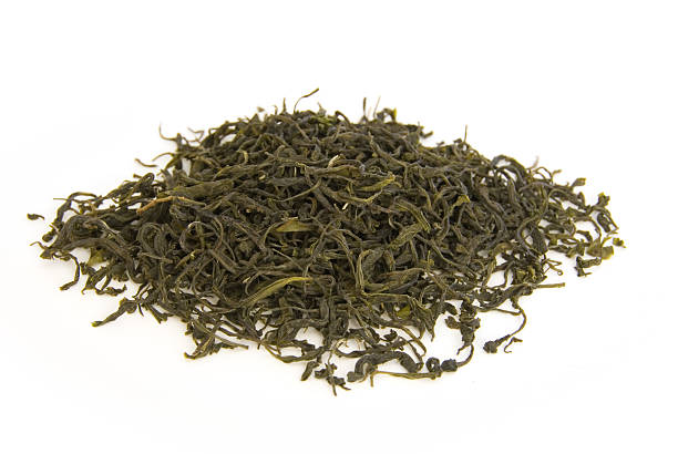 hojas de té verde sobre blanco - dry dried plant green tea antioxidant fotografías e imágenes de stock