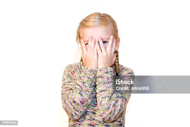 Photo libre de droit de Mignonne Petite Fille Timide Se Cacher Son Visage banque d'images et plus d'images libres de droit de Couvrir - Couvrir, Enfant, Regarder à la dérobée