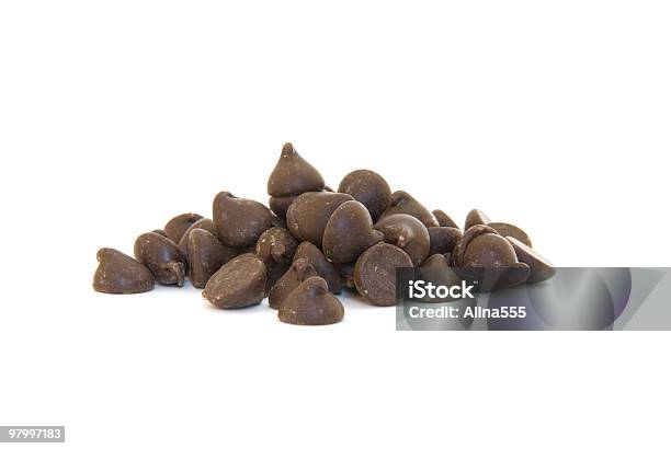 Pilha De Chocolate Chips Em Branco - Fotografias de stock e mais imagens de Lasca de Chocolate - Lasca de Chocolate, Fundo Branco, Figura para recortar