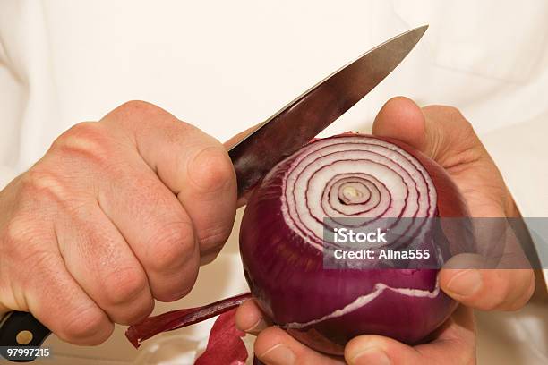 Manos De Una Descamación De La Cebolla Cook Foto de stock y más banco de imágenes de Adulto - Adulto, Cebolla, Cebolla española