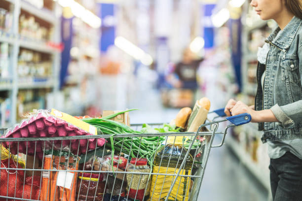 fazer compras no supermercado, lojas conceito - full - fotografias e filmes do acervo