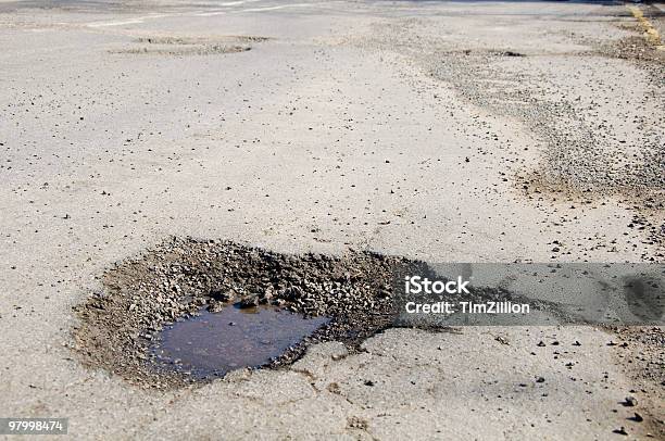 Pothole Lesões Graves Em Uma Rua Principal - Fotografias de stock e mais imagens de Alfalto - Alfalto, Ao Ar Livre, Autoestrada