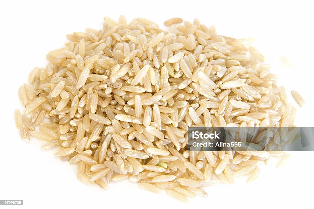 Pila di long grana di riso integrale su bianco - Foto stock royalty-free di Cereale