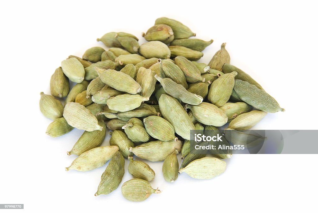 Tas de ensemble de cardamome sur fond blanc - Photo de Aliment libre de droits