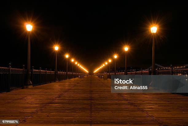 Photo libre de droit de Lumières De La Jetée Et De La Promenade De Nuit banque d'images et plus d'images libres de droit de Effet de perspective - Effet de perspective, Effet lumineux, En bois