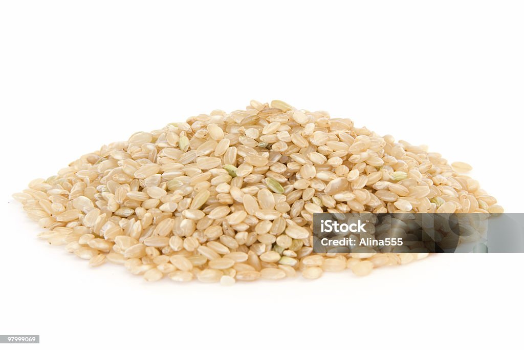 Pila de arroz de grano corto blanco, marrón - Foto de stock de Arroz - Comida básica libre de derechos