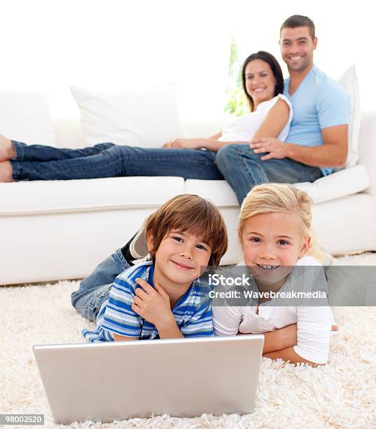 Foto de Crianças Brincando Com Um Laptop No Chão e mais fotos de stock de Adulto - Adulto, Amor, Brincar