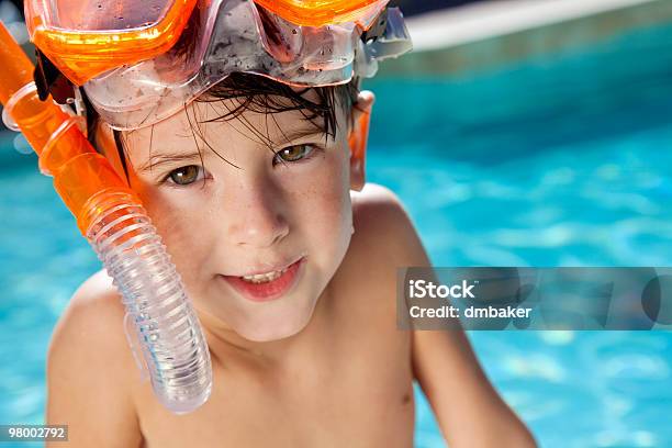 Glückliche Junge Im Pool Mit Brille Und Schnorchel Stockfoto und mehr Bilder von Aktiver Lebensstil - Aktiver Lebensstil, Blau, Entspannungsübung