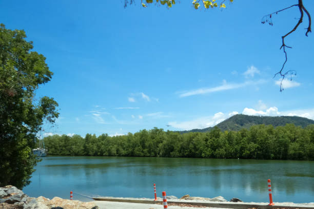 bateau de pêche sur la rivière barron et avion dans le ciel près de cairns dans le queensland tropical nord - boat launch photos et images de collection