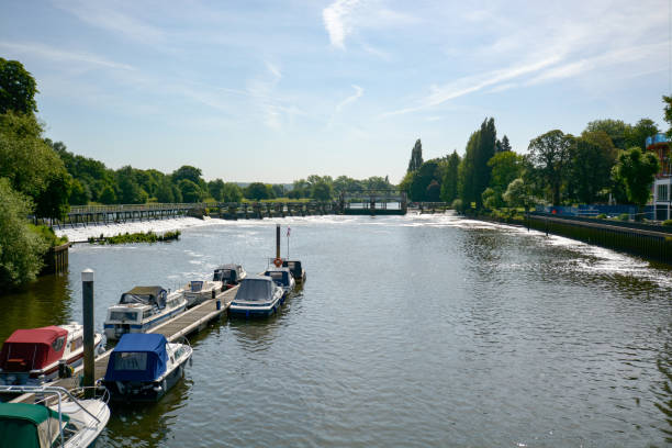 teddington weir - weir foto e immagini stock