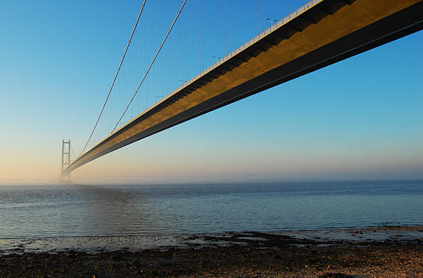 humber-brücke in der abenddämmerung - humber bridge bridge humber river yorkshire stock-fotos und bilder