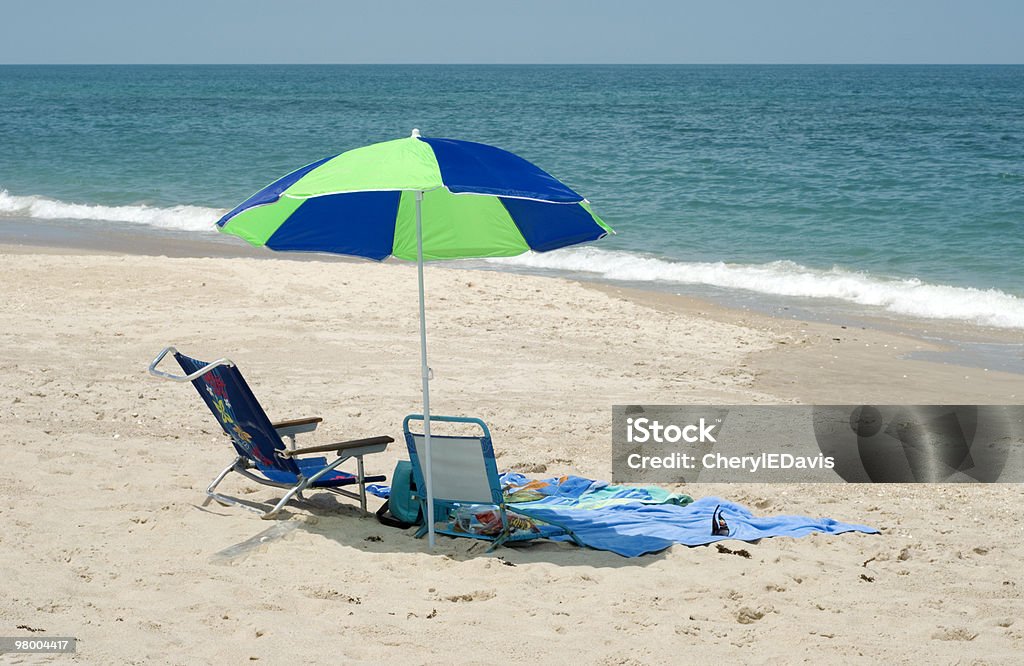 Beach Umbrella and Chair by Ocean - Royalty-free Strandparasol Stockfoto