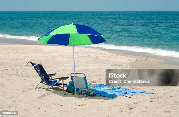 Beach Umbrella And Chair By Ocean Stockfoto en meer beelden van Strandparasol - Strandparasol, Florida - Verenigde Staten, Strandhanddoek