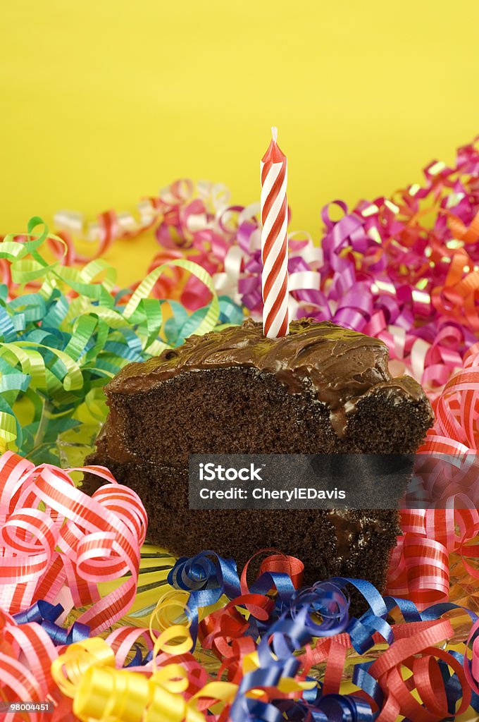Bolo de Chocolate de festa de aniversário com velas - Foto de stock de Aniversário royalty-free