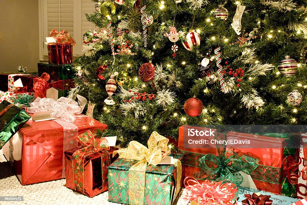 Árvore de Natal com presentes - Royalty-free Bola de Árvore de Natal Foto de stock