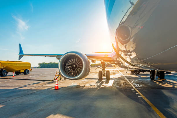 sonnenuntergang am flughafen. tanken das flugzeug vor dem flug, flugkraftstoff wartung am flughafen. - fossiler brennstoff stock-fotos und bilder