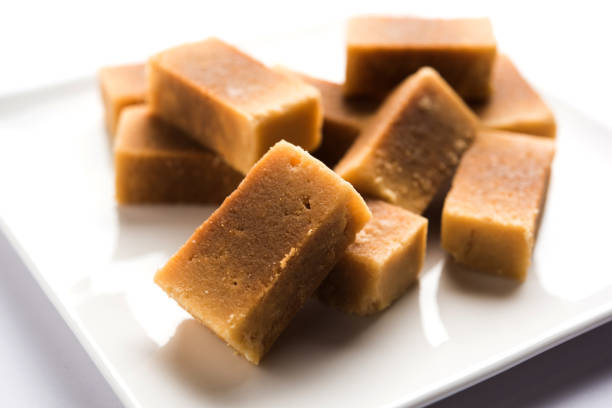 mysore pak oder mysuru paaka ist südindische kuchen wie süß - mysore stock-fotos und bilder