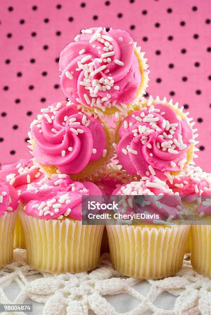 Rosa Cupcakes Foto de stock y más banco de imágenes de Al horno - Al horno, Alcorza, Alimento