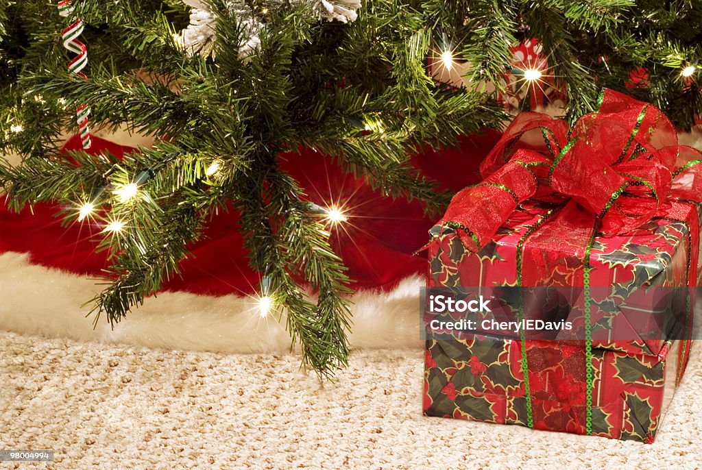 Árvore de Natal com presentes - Foto de stock de Bola de Árvore de Natal royalty-free