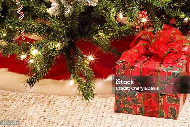 Foto de Árvore De Natal Com Presentes e mais fotos de stock de Bola de Árvore de Natal - Bola de Árvore de Natal, Caixa - Recipiente, Caixa de presentes