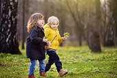 niedliche-kleine-kinder-spielen-zusammen-in-sonnigen-frühlingstagen-park.jpg?b=1&s=170x170&k=20&c=LP8XTOFjYy9RZj4XbigQdueFwGZ9DSNAuM9kbYySljs=