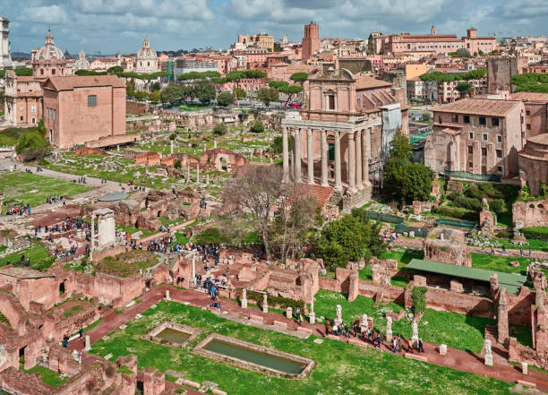 roma, las ruinas de las imperiales agujeros - imperial italy rome roman forum fotografías e imágenes de stock