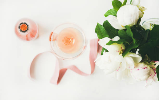 concept de carte de voeux avec vin rosé et de fleurs, de composition horizontale - champagne wedding pink petal photos et images de collection