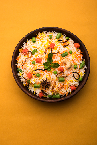 Indio vegetal Pulav o Biryani con Basmati Rice, sirve en un tazón de cerámica. enfoque selectivo photo