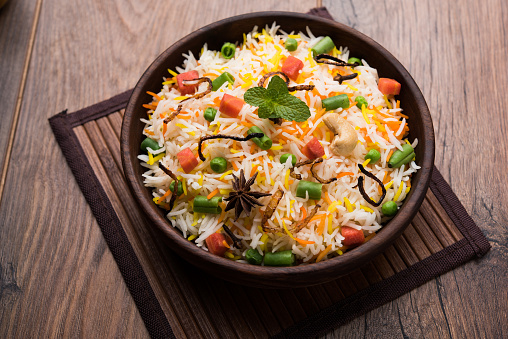 Indio vegetal Pulav o Biryani con Basmati Rice, sirve en un tazón de cerámica. enfoque selectivo photo