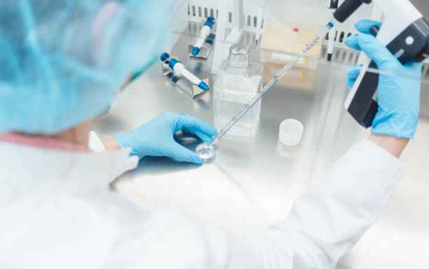 istock Scientist in lab conducting biotechnological experiment 980091394