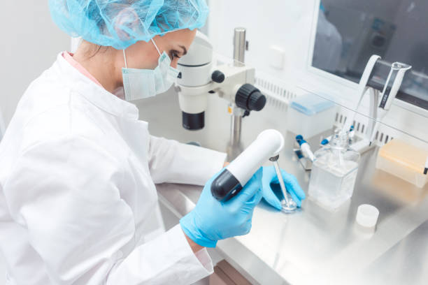 wissenschaftler bei der durchführung der biotechnologischen labor experimentieren - lab coat women one person female stock-fotos und bilder