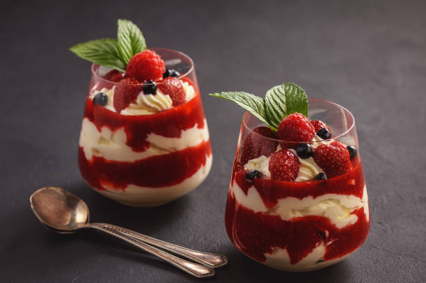 dolce mousse di mascarpone alla fragola, su sfondo nero. - tiramisu trifle italian culture dessert foto e immagini stock