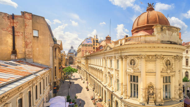 bucarest centro storico soleggiato giorno d'estate - romania - centro storico foto e immagini stock