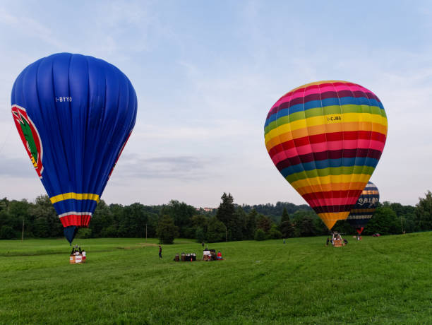 草原の上の 2 つの熱い空気バルーン - ballooning festival ストックフォトと画像