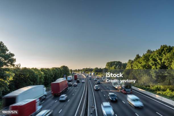 Blick Auf Den Sonnenuntergang Schwerverkehr Auf Ukautobahn In England Mit Geschwindigkeit Bewegen Stockfoto und mehr Bilder von Straßenverkehr