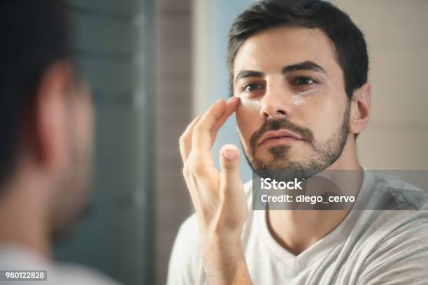 Foto de Fot De Jovem Homem Aplicando Loção De Antiaging Skin Care e mais fotos de stock de Homens