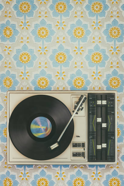 antiguo tocadiscos sobre fondo de pantalla de flores - 1960s style image created 1960s retro revival old fashioned fotografías e imágenes de stock