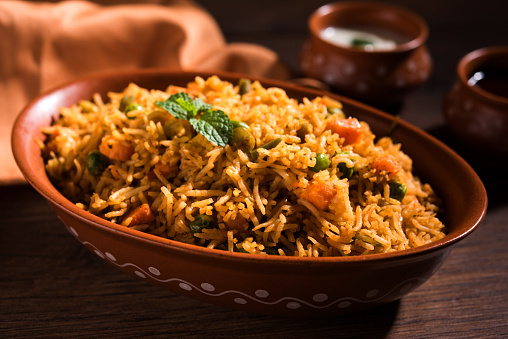 Indio vegetal Pulav o Biryani con Basmati Rice, servido en cuenco de barro. enfoque selectivo photo